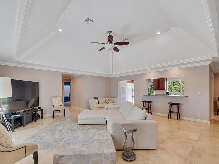 527 E Causeway Blvd — Photo 2