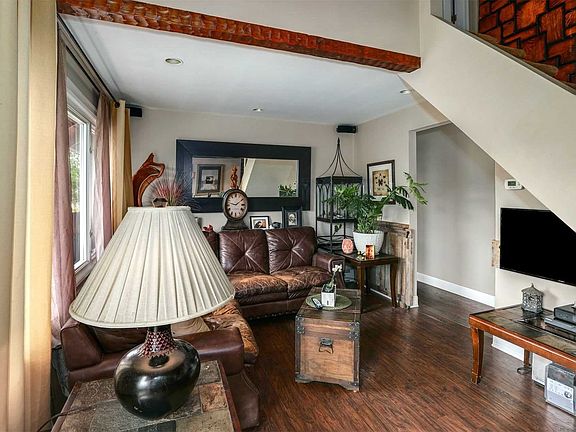 4th image of 347 Bedell St
