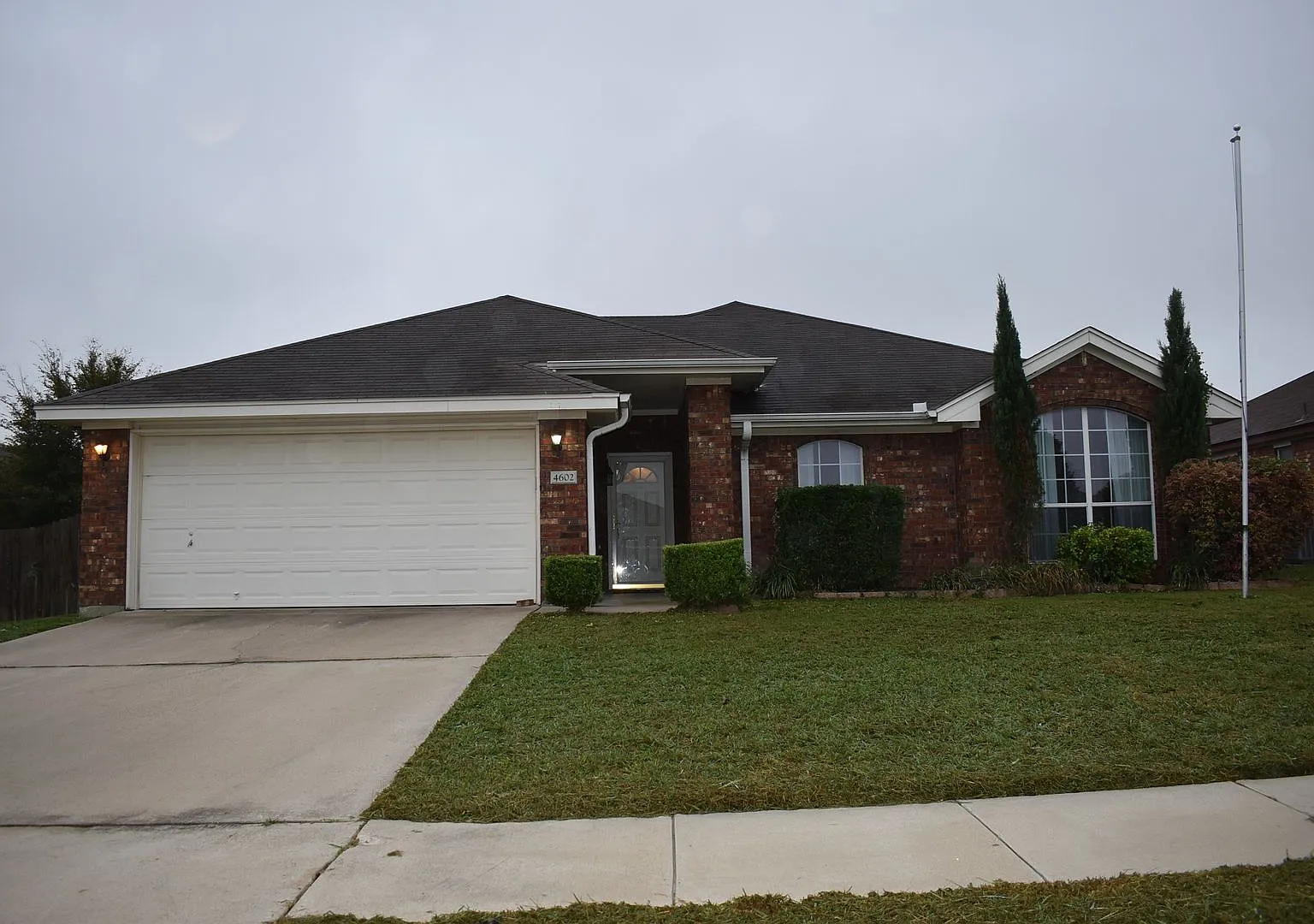 3bd/2ba Pet friendly home with wood burning fireplace and minutes from Ft Hood! — Photo 1