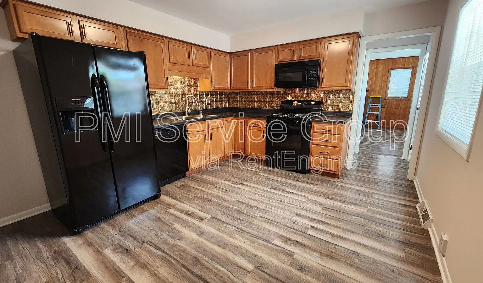 4 bed, 2.0 bath, 2100 sqft, $2,745 — Photo 2