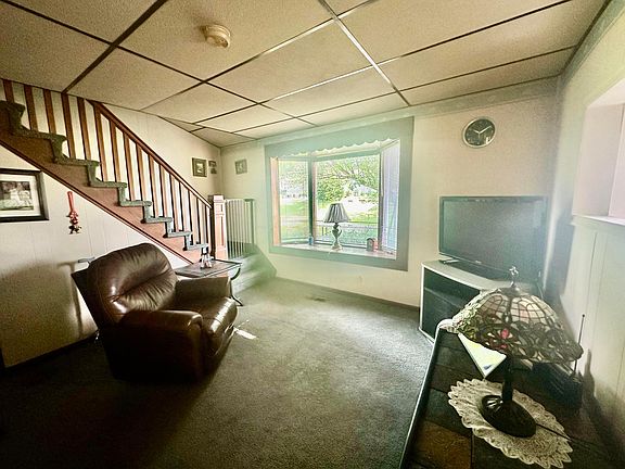 5th image of 307 W Poplar St