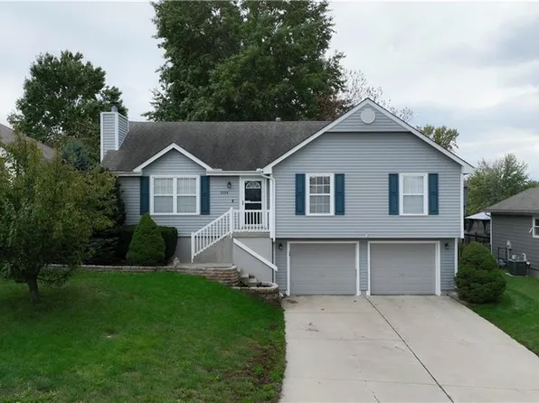 2104 NE Wyndham Pl, Blue Springs, MO 64029