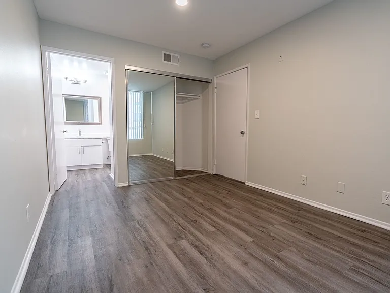314 South Manhattan Place — Photo 13