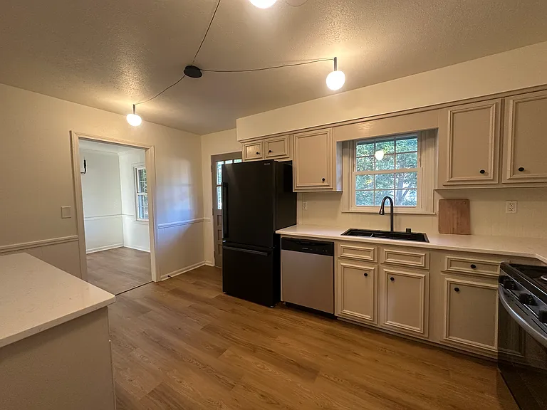 352 Henson Ave — Photo 2