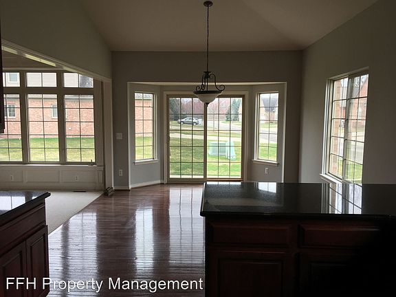 3rd image of 2490 Kentwood Dr
