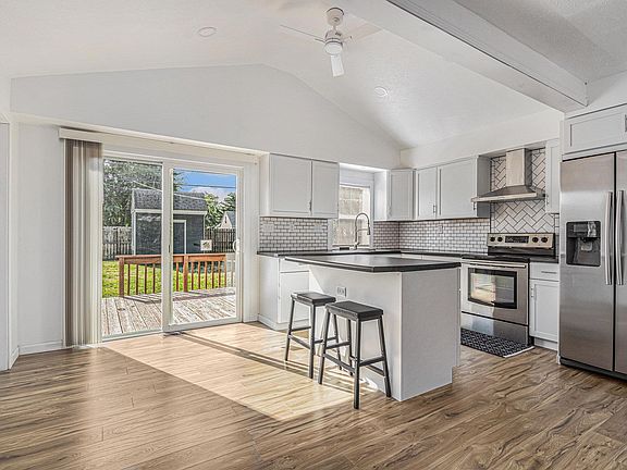 5th image of 707 S Clearview Pl