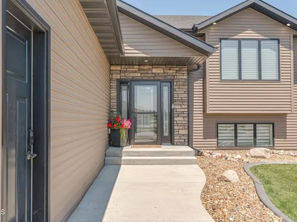 643 Flint Dr, Bismarck, ND 58503