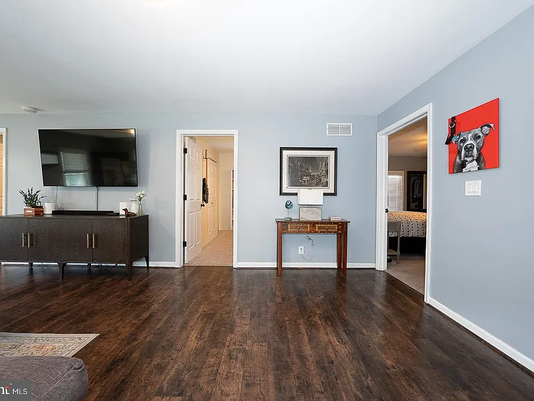 586 Summit St — Photo 8