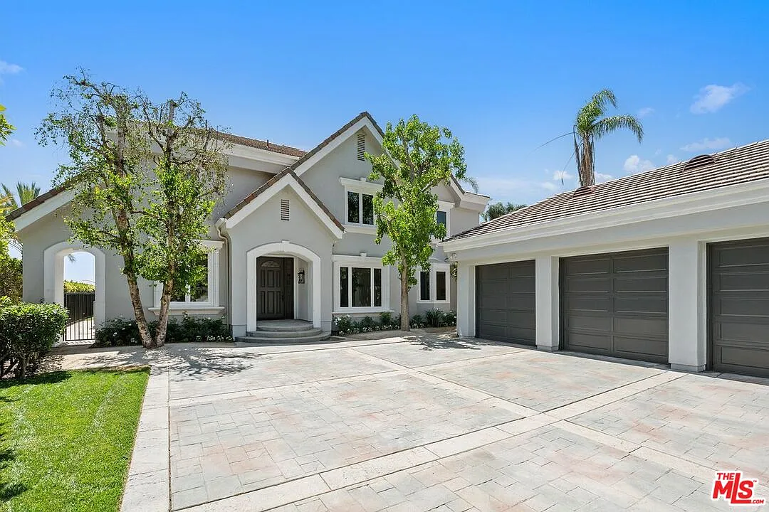5 bed, 4.5 bath, 4619 sqft, $18,500 — Photo 2