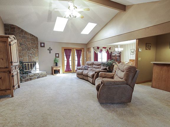HUGE FAMILY ROOM