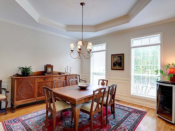 Large dining room - 12 have dined comfortably here.