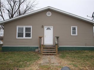 405 N Main St, New Douglas, IL