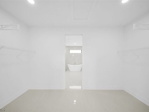 3rd image of 538 Raintree St E