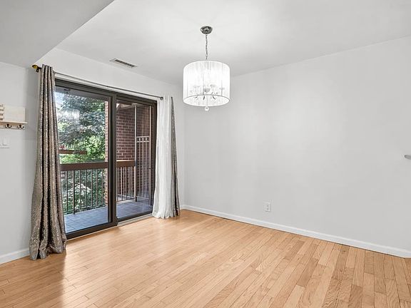 3rd image of 18 Bronxville Glen Dr APT 11