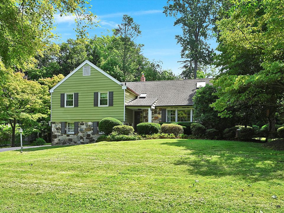 Wonderful Split Level Home on a beautiful tree lined culdesac.