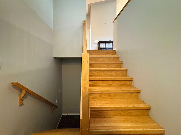 3rd image of 33 SE Canyon Ct W