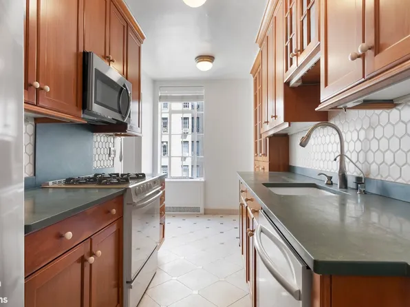 353 West 56th Street image 4 of 9