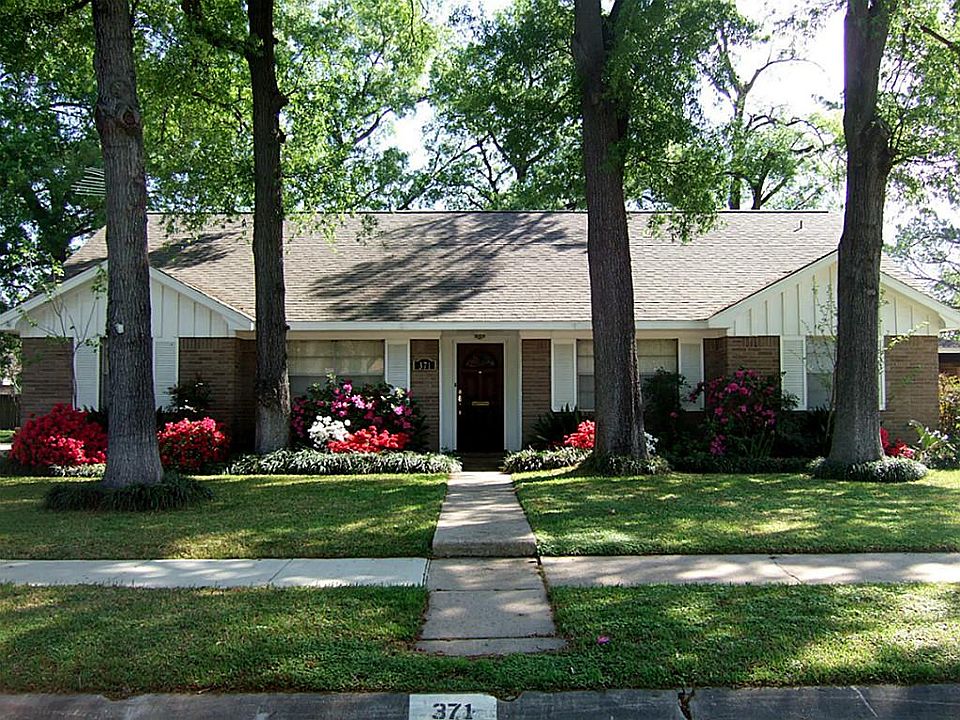 Welcome Home! This 4 bedroom 2 bath home is located on a quiet Cul-D-Sac near the schools