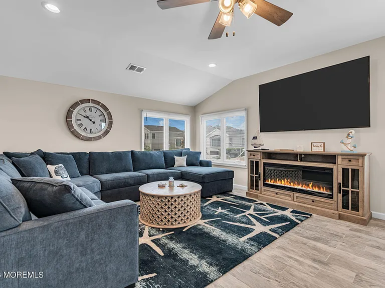 208 Mallard Ln — Photo 14