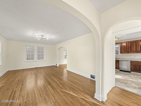 3rd image of 817 Houchin St