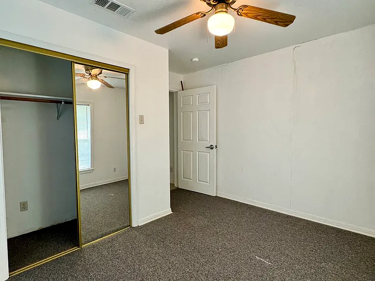 1909 Ross Ave — Photo 12