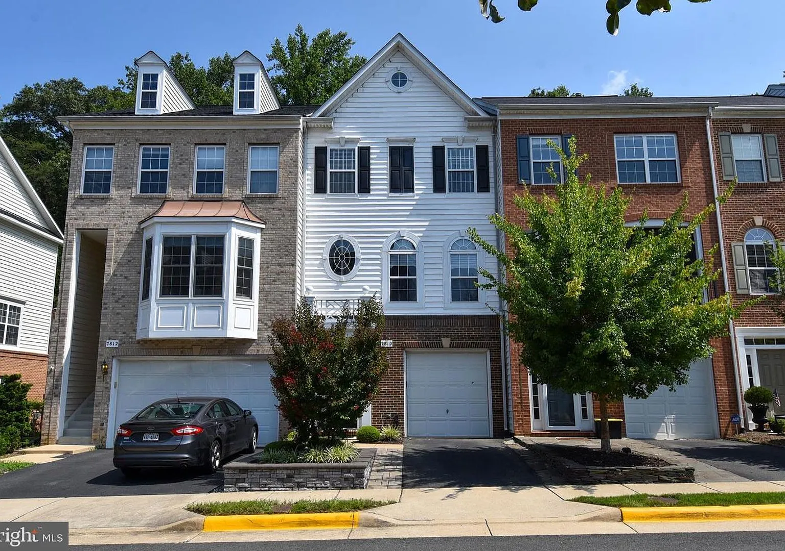 Welcome to this beautifully appointed Alexandria residence, where contemporary design and everyda... — Photo 1