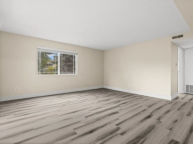 Creekside Apartments — Photo 16
