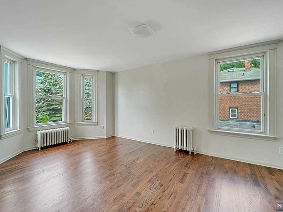 5th image of 39 Garden Pl Floor 1