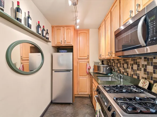 52-30 39th Drive image 7 of 14