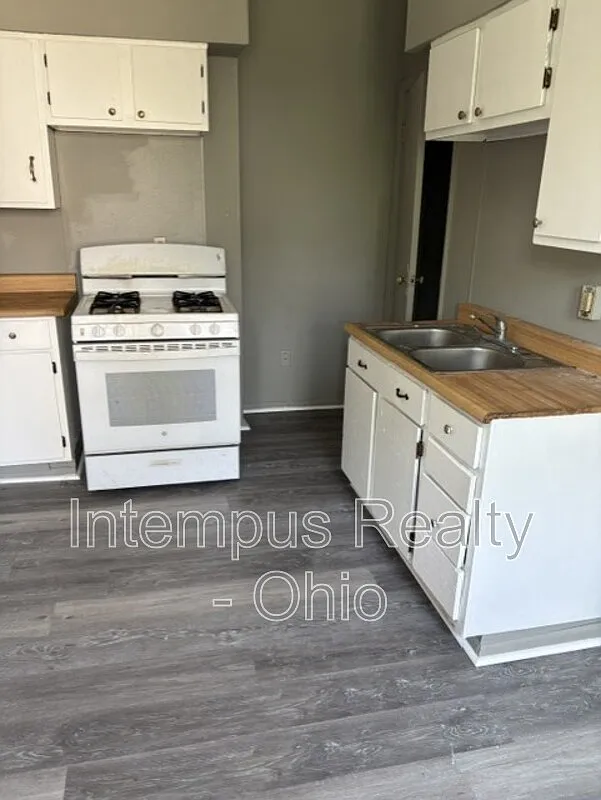 3 bed, 1.0 bath, $850 — Photo 2