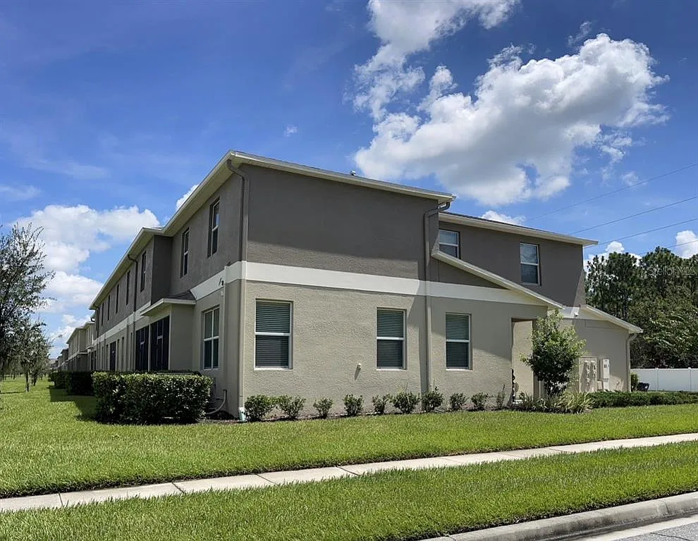 3 bed, 2.5 bath, 1729 sqft, $2,600 — Photo 4