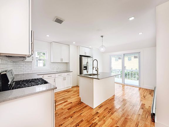 4th image of 42 Morton Ave