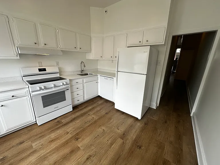 306 E St NE — Photo 20