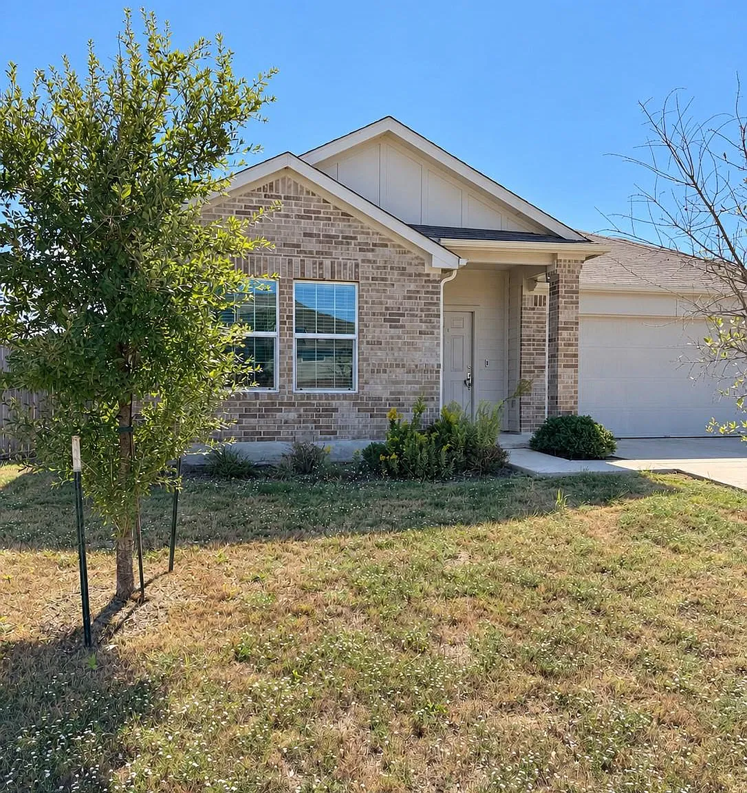 4 bed, 3.0 bath, 2304 sqft, $2,400 — Photo 2