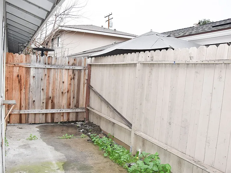 411 Kroeger St — Photo 19