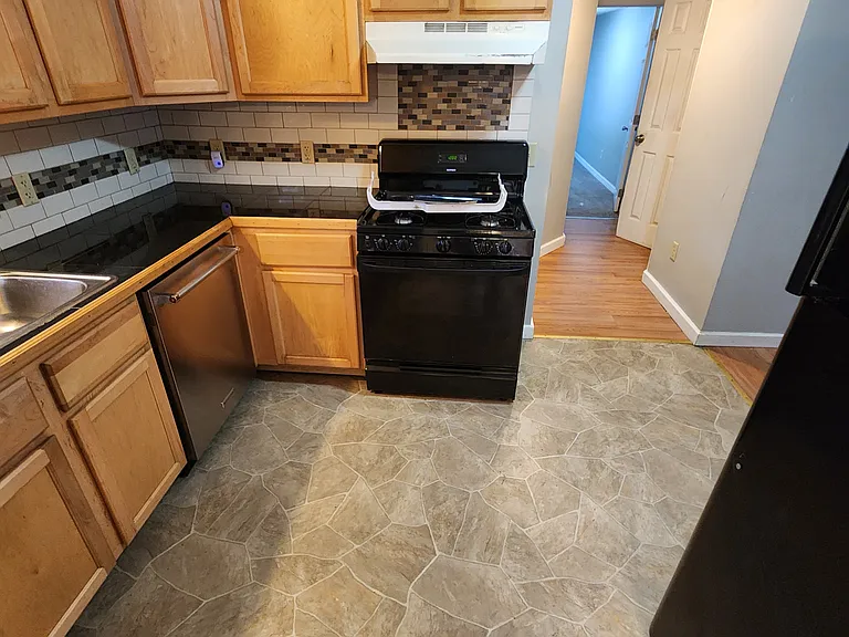 186 N Elm St #2 — Photo 3