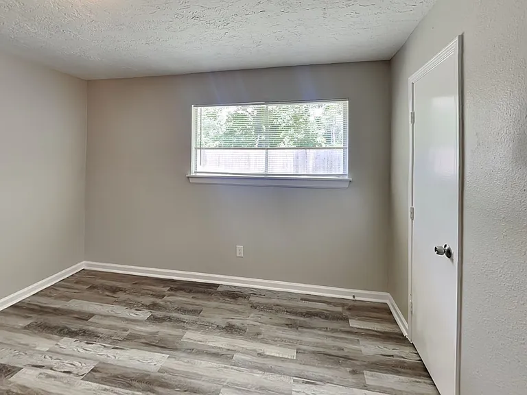 Spacious room with natural lig
