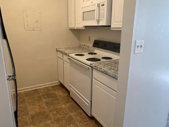 Gold Falls Villa Apartments, 3125 Spring Valley Ln E #E1, Cedar Falls, IA 50613