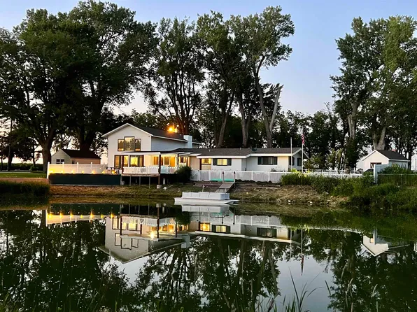 13 El Charman Lake Pl, Gibbon, NE 68840