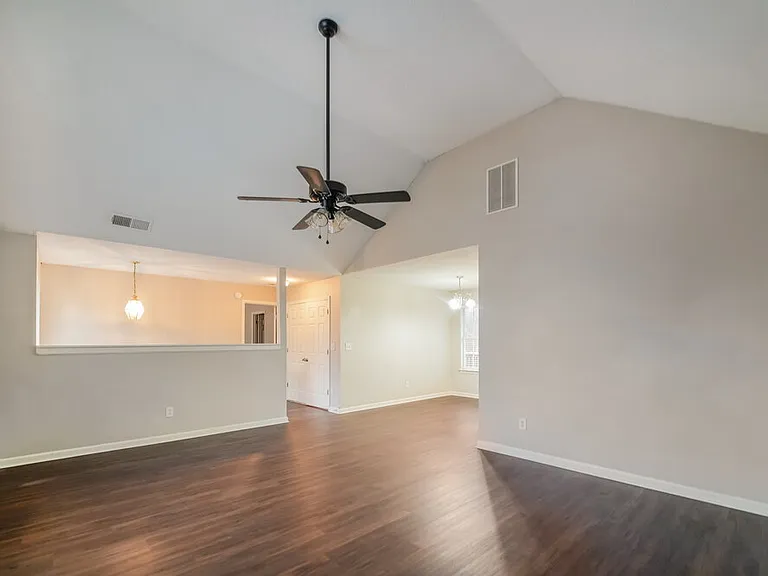 409 Robin Hill Ln — Photo 6