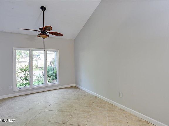 5th image of 200 Woodgreen Dr APT 2