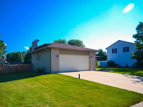 3rd image of 204 Woodbine Dr