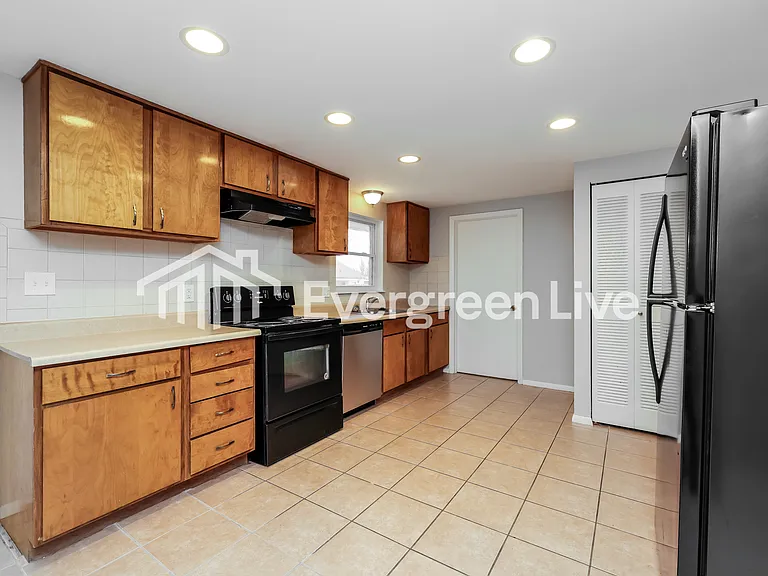 211 Silverstone Dr — Photo 6