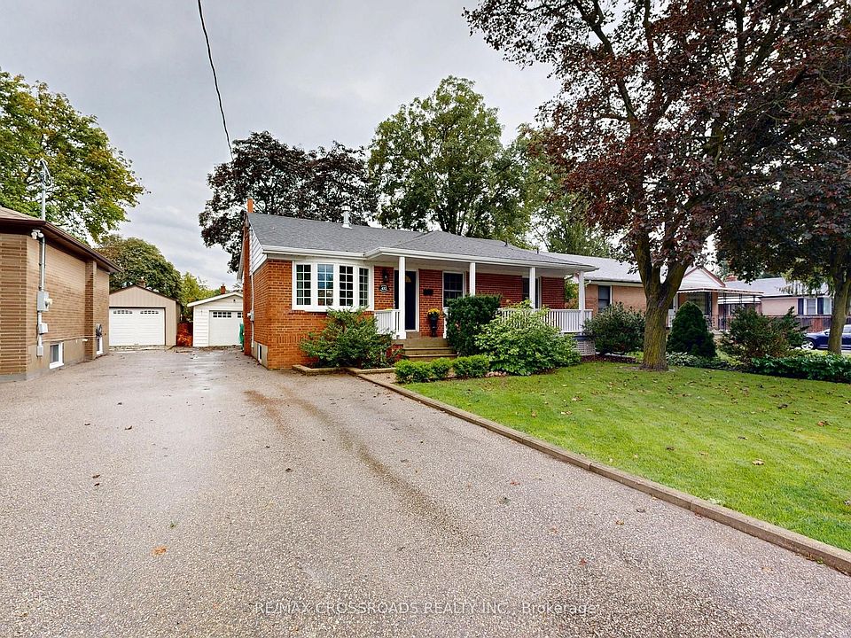 1st image of 432 Paliser Cres N