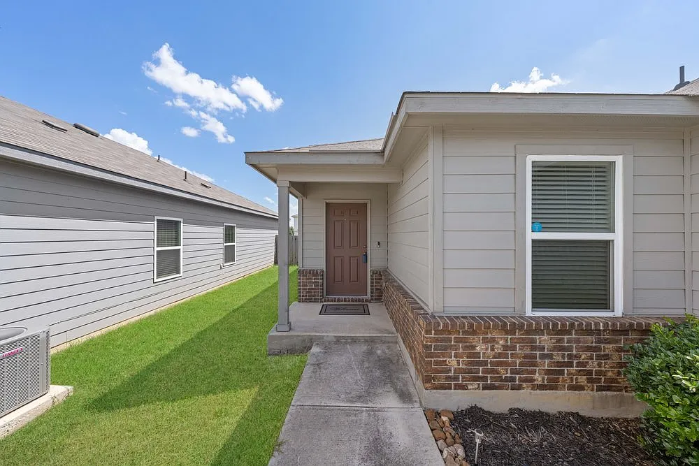 Spacious 3-Bed Home with Pool Access, Trails, and Fenced Yard in Converse — Photo 3