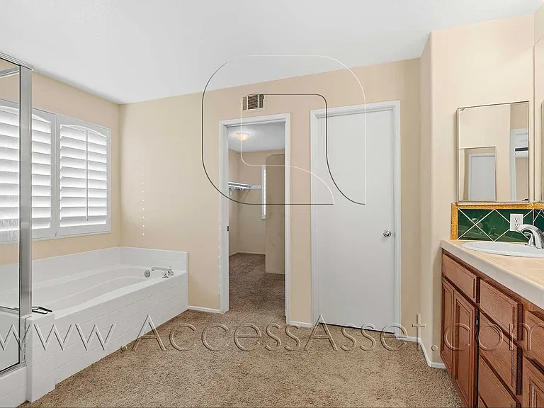 1358 Baldwin St — Photo 30