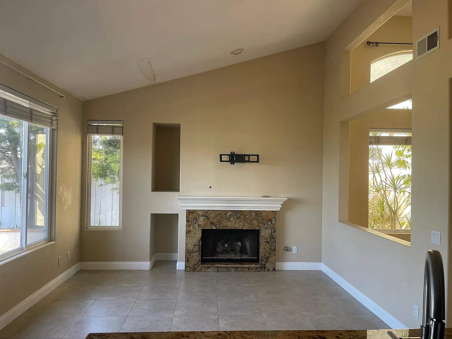 4 bed, 1912 sqft, $4,900 — Photo 4