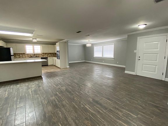 3rd image of 3643 Loma Dr