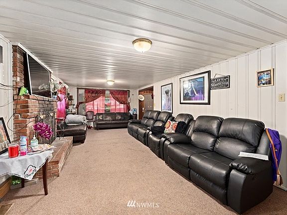 Spacious living room.