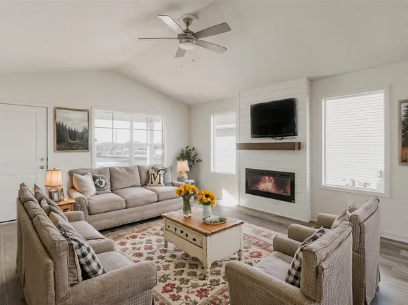 824 3rd St NW, Bondurant, IA 50035